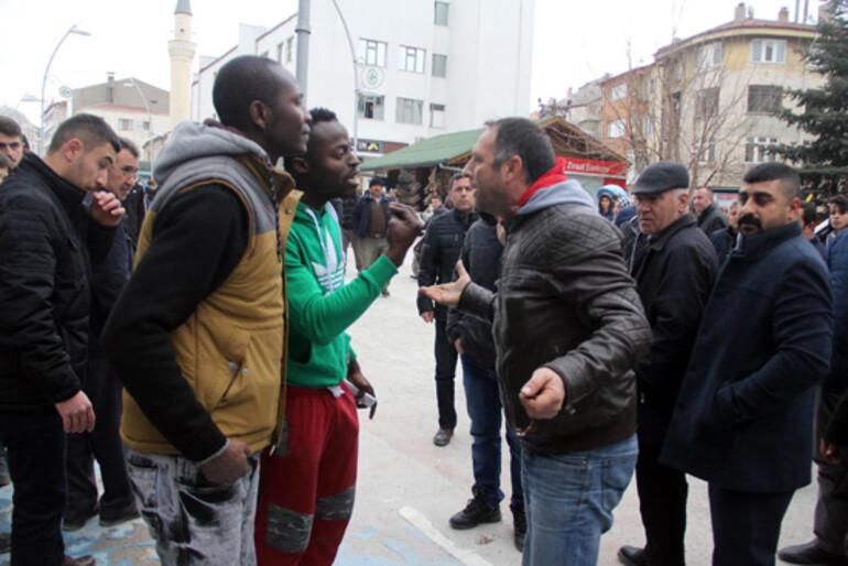 Nijeryalı iki öğrenci ile Türk gencin ’saat kaç’ kavgası
