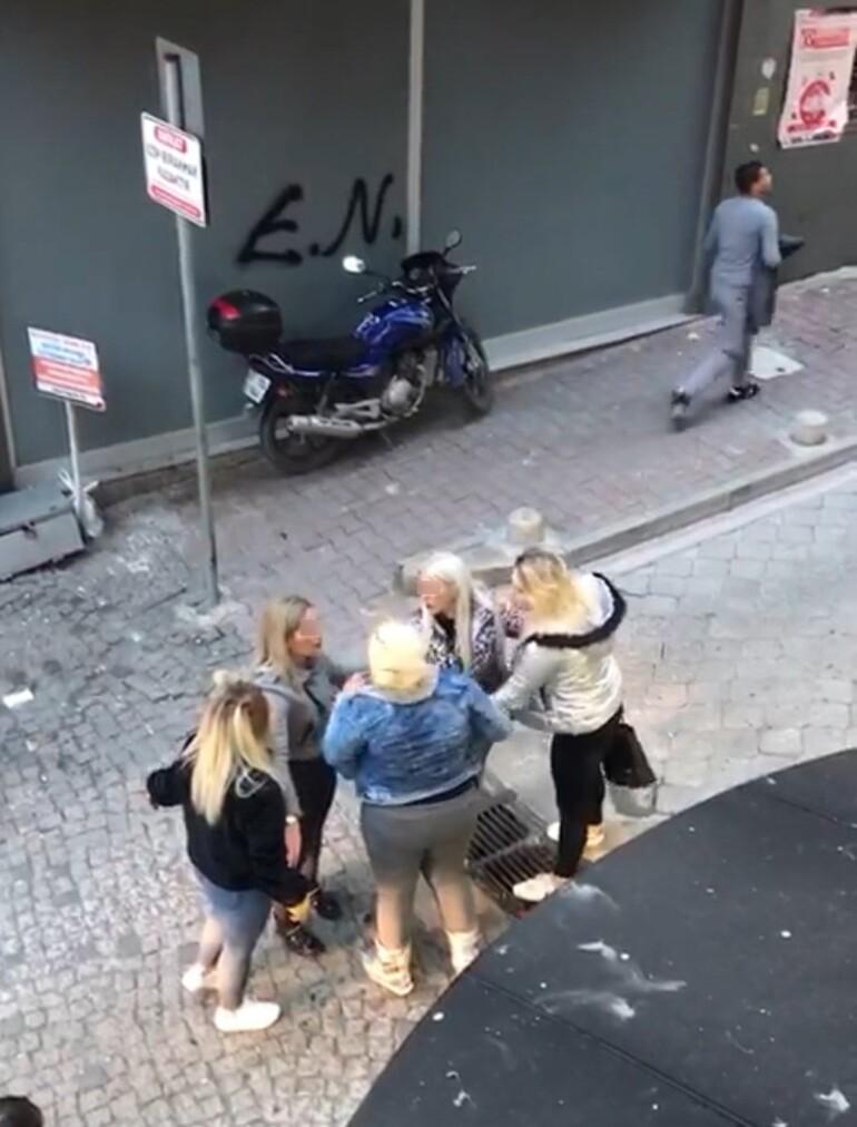 Kızlar cadde ortasında birbirine girdi! - Resim : 1