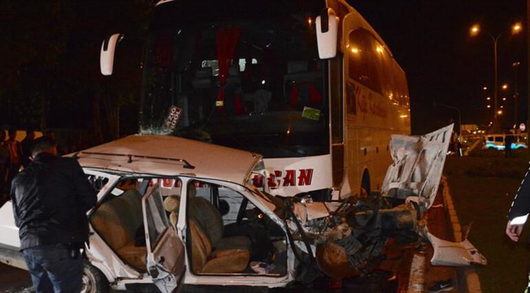 Otomobil, otobüsün altında 60 metre sürüklendi: 3 ölü - Resim : 1