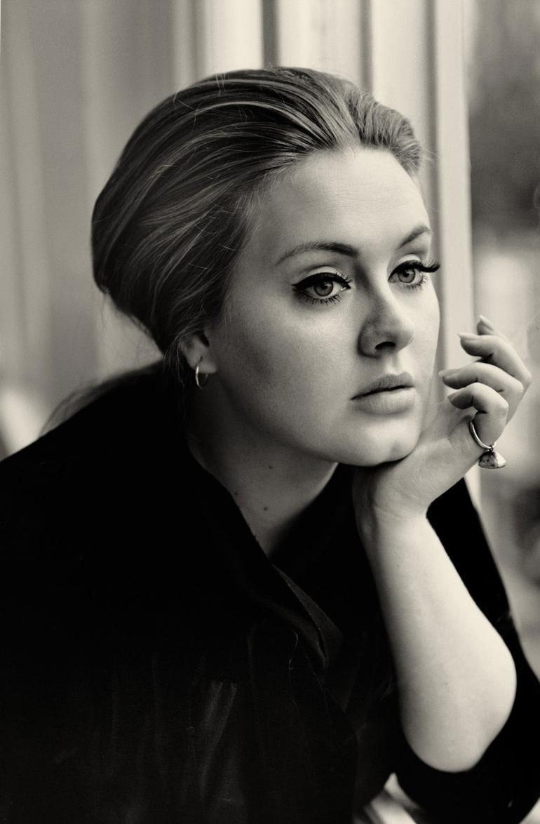 Adele yüzünden dünya kocaman ağlayan bir emojiye dönüştü