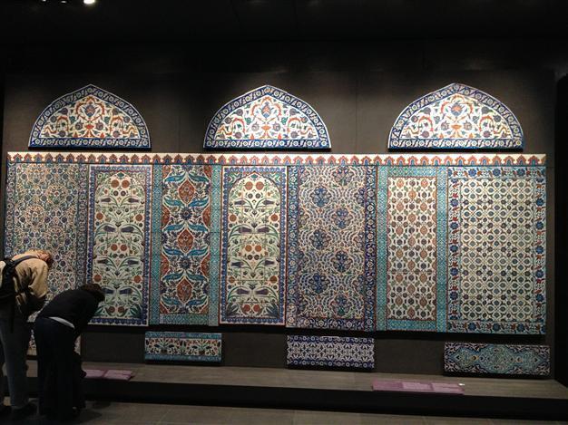 Louvre puts ‘stolen’ Turkish tiles on display at Islamic Arts Gallery show