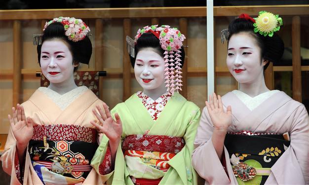 Colorful geisha trainees hit grey Tokyo streets
