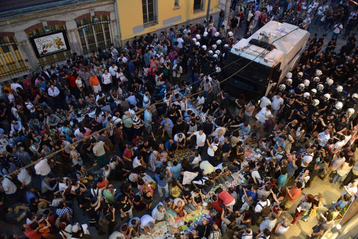 hundreds gather for iftar dinner on main istanbul street turkey news