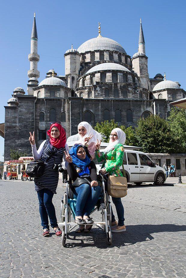 Люди живущие в стамбуле. Стамбул туристы. Турция люди. Турция туризм. Арабы в Турции.
