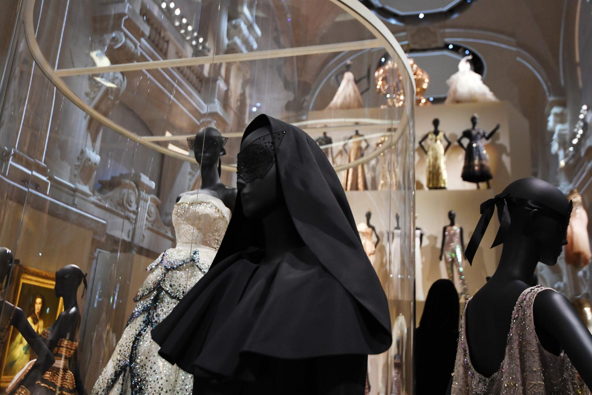 Dior Paris fashion exhibition breaks 112year record