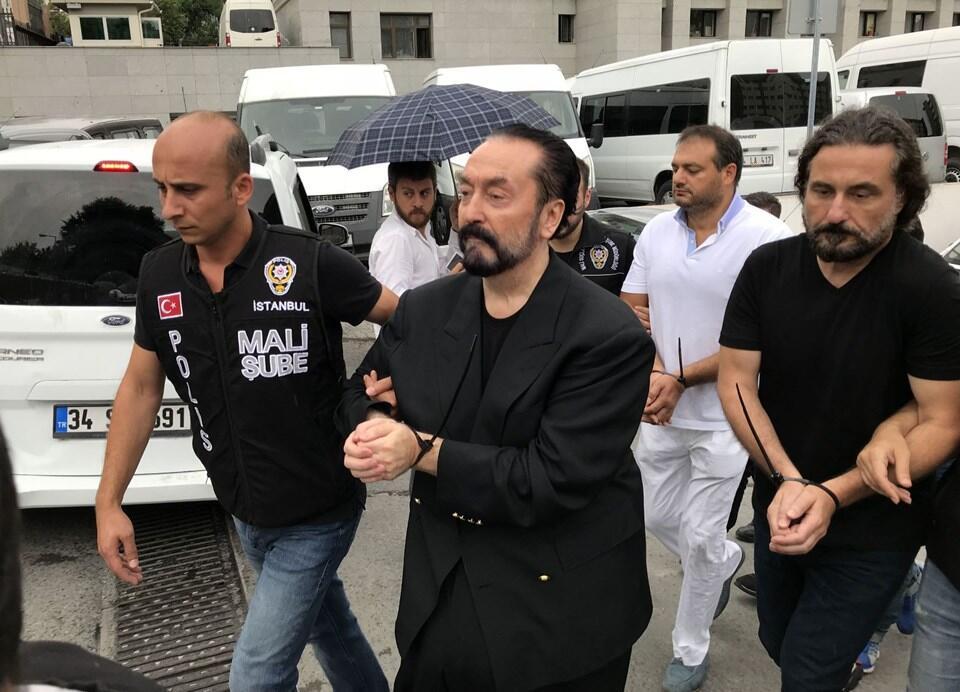 Turquie: un télévangéliste musulman qui a posé avec des femmes sexy condamné à 1075 ans de prison