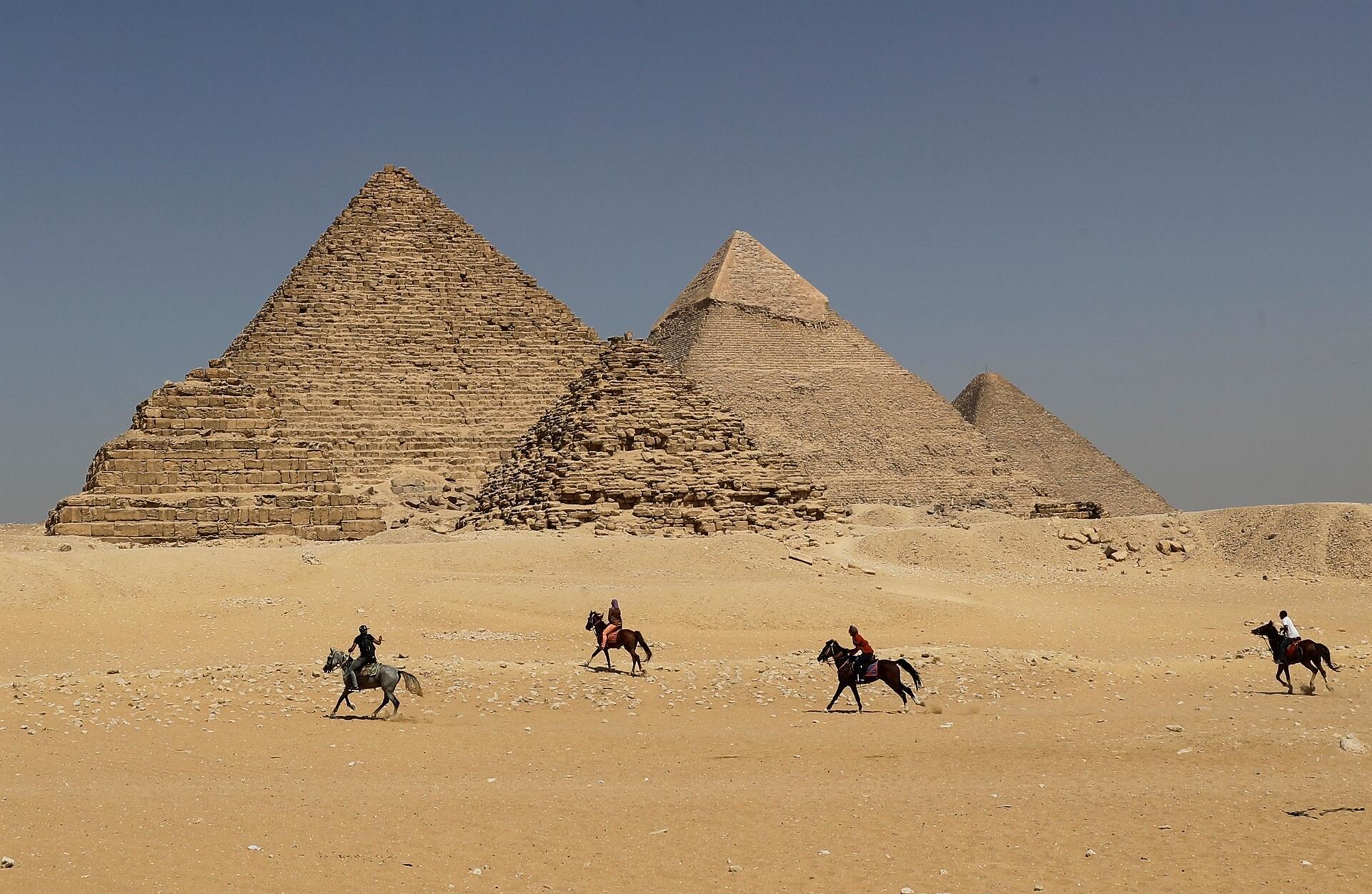 Egypt Arrests Two Over Nude Tourists On Pyramid