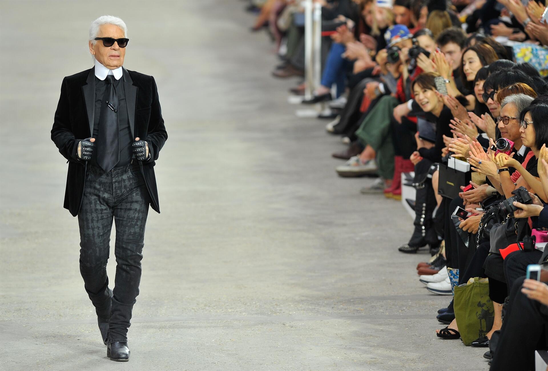 Toerist het beleid Beheer Haute-couture designer Karl Lagerfeld dies aged 85