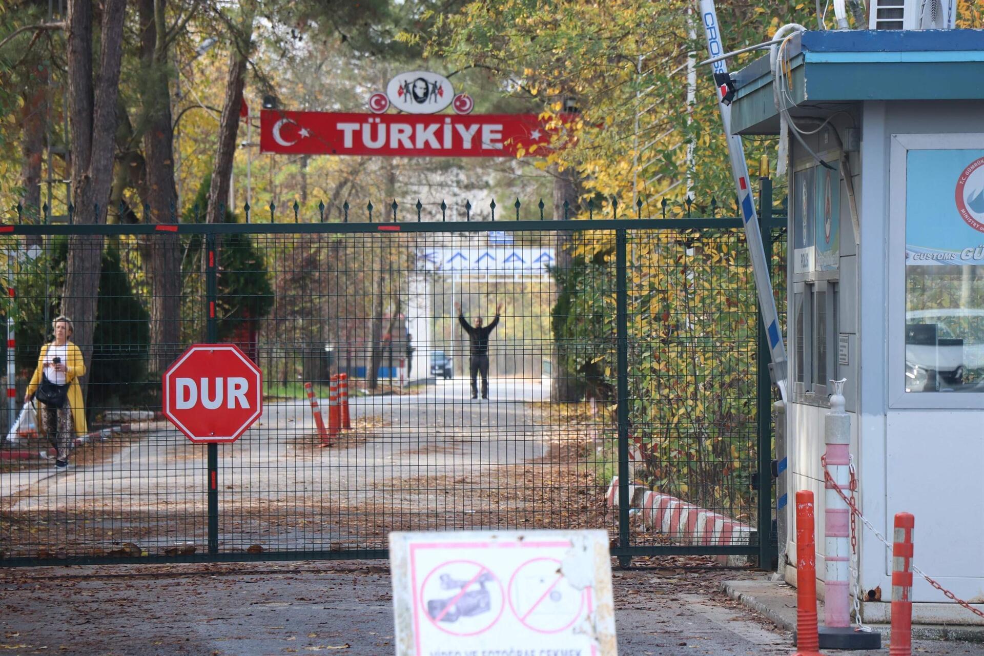 Turkey deports American ISIL suspect stuck at Greek border - Türkiye News