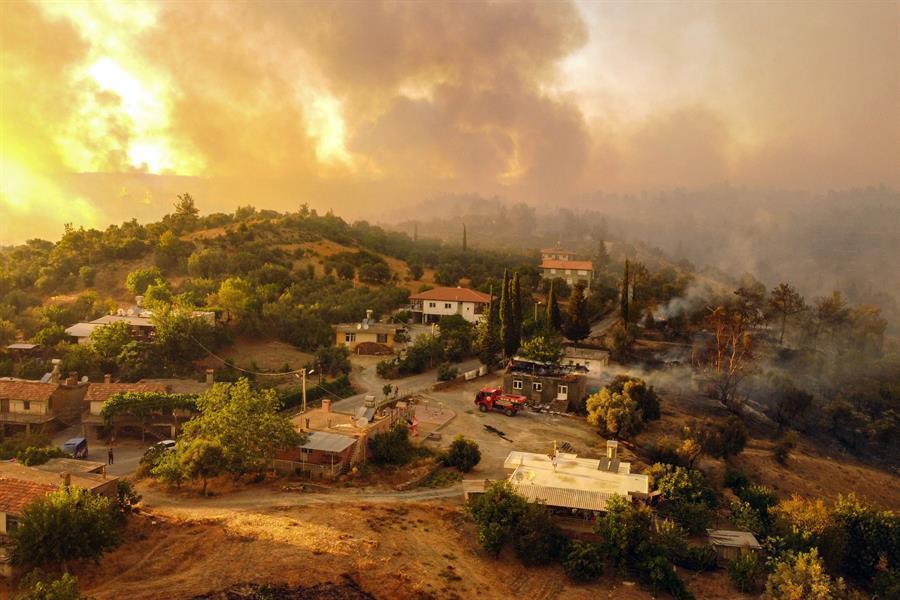Les États-Unis et l'Europe étendent leur solidarité à la Turquie face aux incendies de forêt massifs