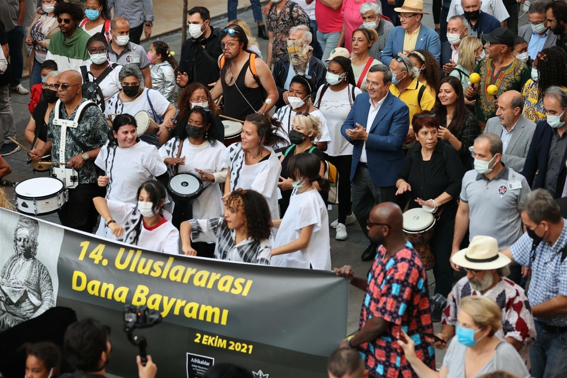 Afrikalı-Türkler, kalabalığı çeken kalabalıklarla geleneksel festivali kutluyor