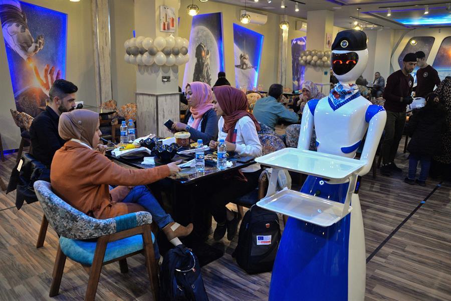 Des robots serveurs ramènent les Mosulites irakiens dans le futur