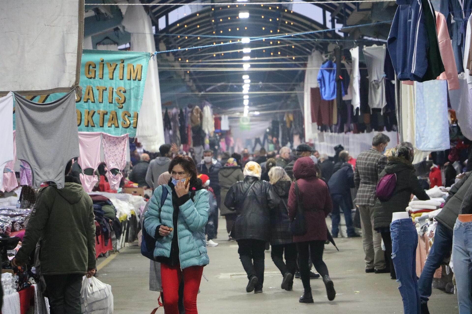 Хиляди се събират в Граничния град за празненства и пазаруване