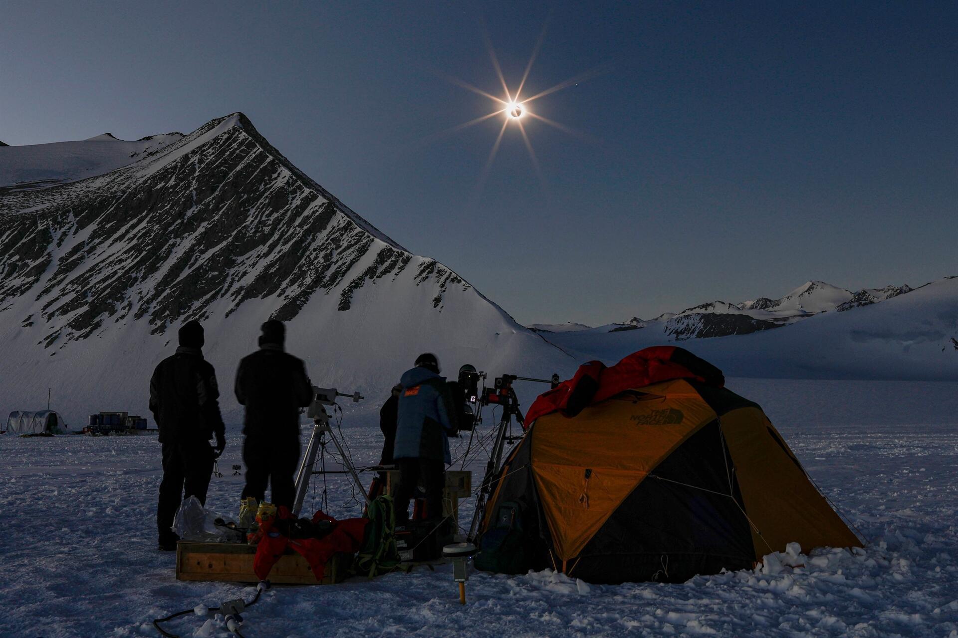 Eclipse solar total sumerge a la Antártida en la oscuridad