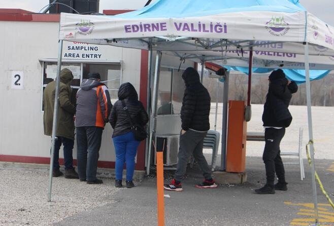 Български пътешественици правят PCR тестове в Одрин