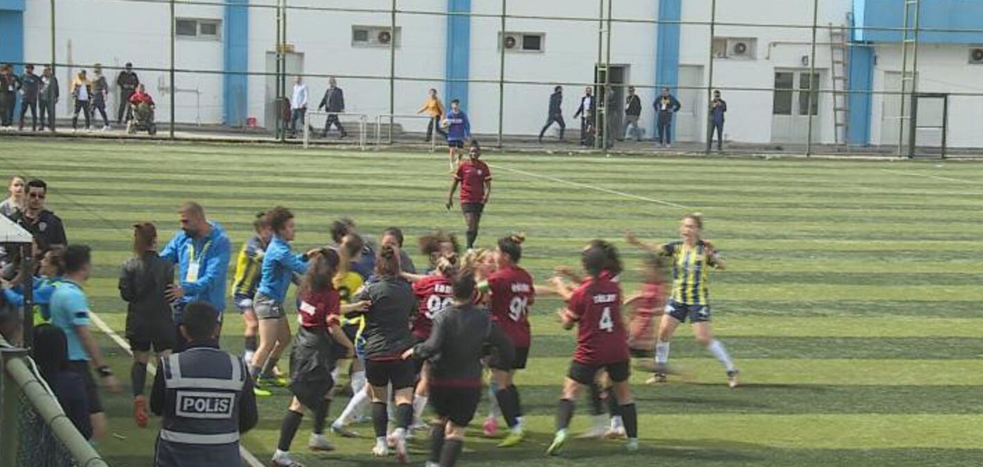 Các cầu thủ bóng đá nữ lao vào đánh đấm nhau ở Thổ Nhĩ Kỳ