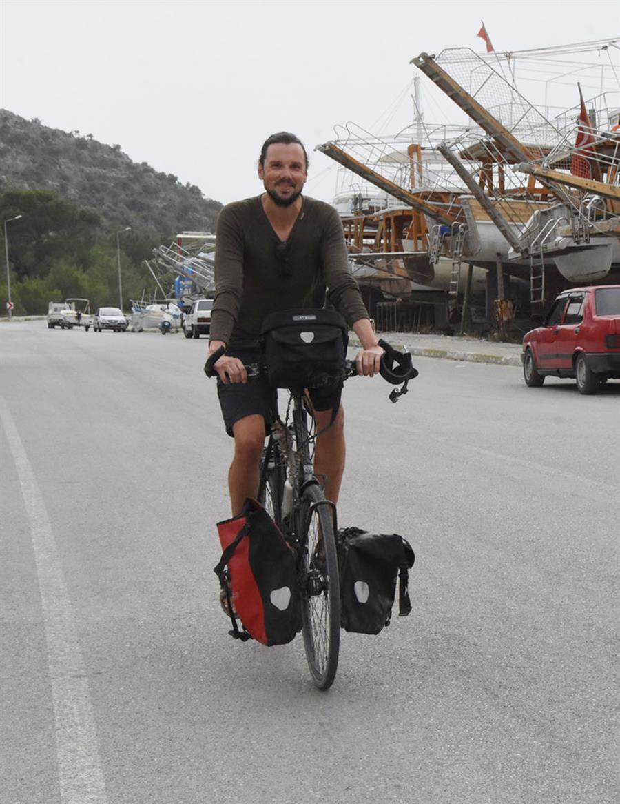 Un cycliste allemand roule en Turquie après avoir voyagé dans 11 pays