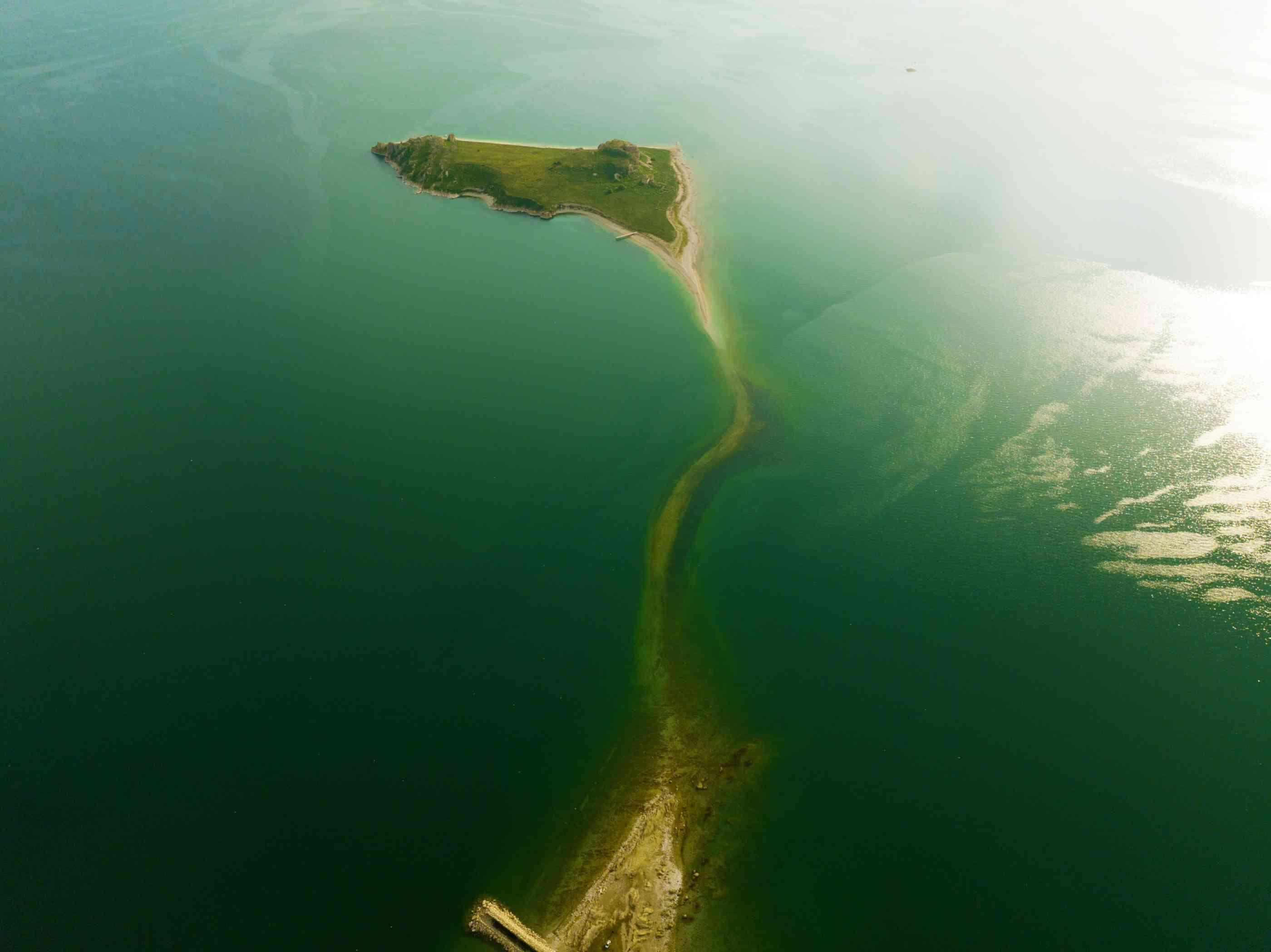 Island becomes peninsula as water ebbs in Lake Van - Türkiye News