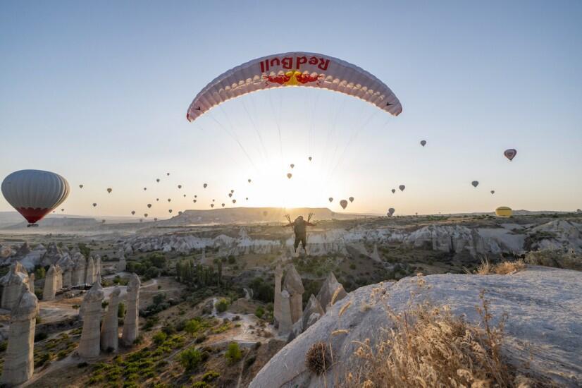 afdeling Indiener Echt French paraglider jumps from hot air balloon in Cappadocia - Türkiye News