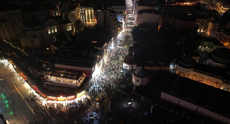 Türkler yeni yılı ülke genelinde çeşitli etkinliklerle kutluyor