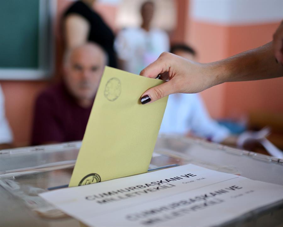 Yurt dışında yaşayan Türkler oy kullanmaya başladı