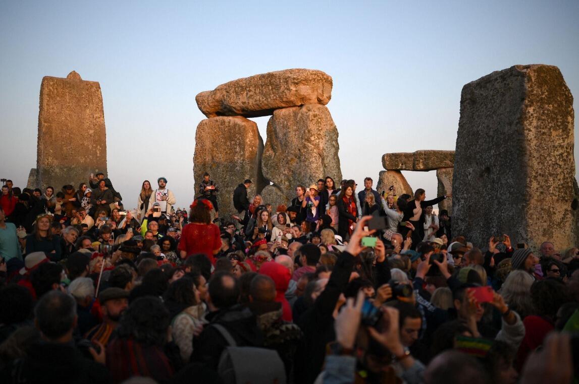 Summer solstice brings thousands to Stonehenge