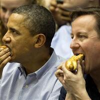 Obama and Cameron eat hot dogs and watch basketball game