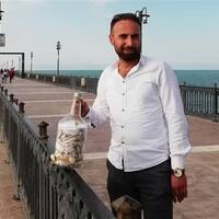 Ο ιδιοκτήτης του καφέ ρίχνει ένα μπουκάλι επιθυμιών γεμάτο από τα μηνύματα των πελατών του στο Med Sea