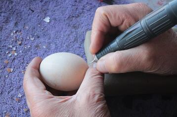 Egg-carving artist breaks record on fragile art