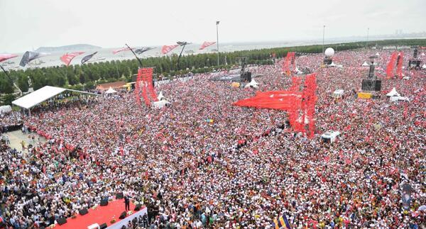 Ο υποψήφιος της CHP υποσχέθηκε ότι «διαφορετικά αύριο» θα τελειώσει τον τελευταίο αγώνα στις παραμονές των εκλογών