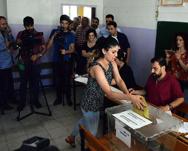 Οι δημοσκοπήσεις ανοίγουν στις ορόσημες εκλογές της Τουρκίας