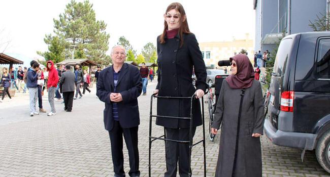 Tallest girl votes in Turkish elections