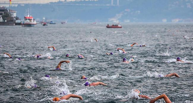 Thousands swim between continents in iconic Istanbul race