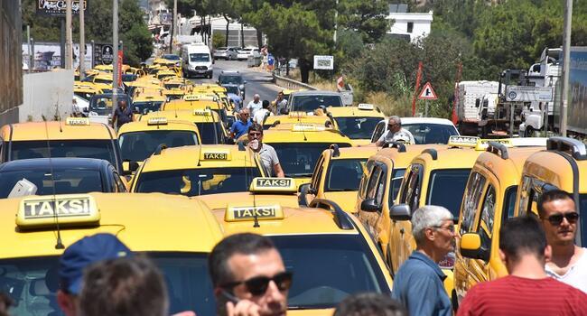 Taxi drivers halt traffic in Turkey’s Bodrum after arrest of colleague for beating Uber driver