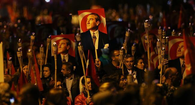 Thousands of Turks march to mark 95th anniversary of Republic Day