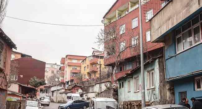 Mystery ‘boss’ leaves in Istanbul neighborhood envelopes with thousands of liras inside
