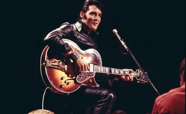 Fans Flock To Graceland In Memory Of Elvis Presley - colt fan d'elvis presley brawl star