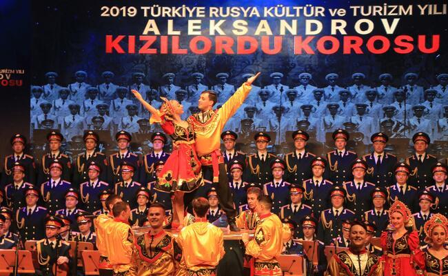 støbt hestekræfter champignon Russian Red Army choir performs Turkish National Anthem