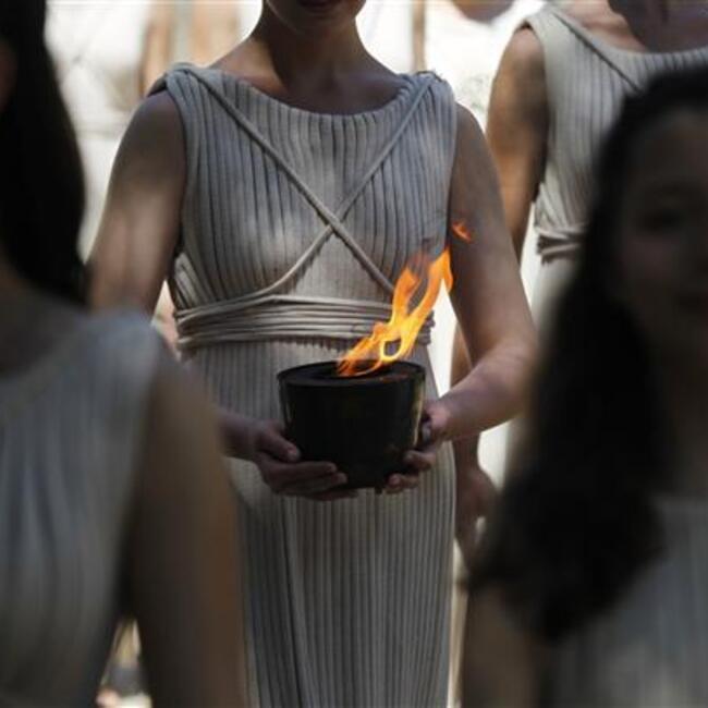 Какую одежду носили древние греки на церемонии зажжения олимпийского огня