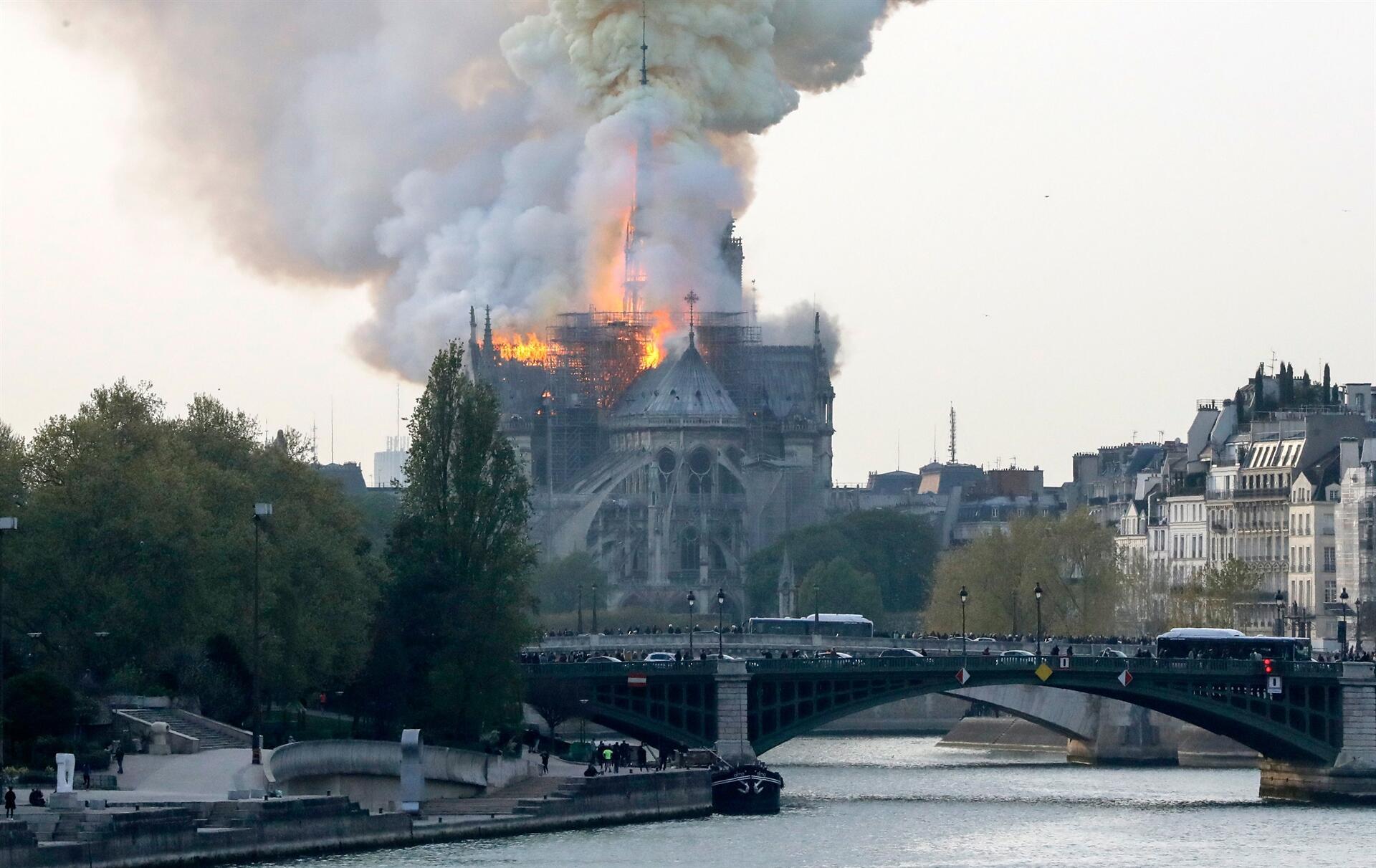 Dünyaca ünlü Notre Dame Katedrali'nde yangın çıktı