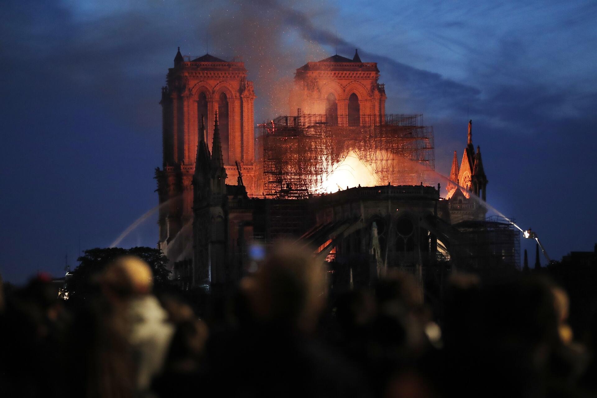 Notre Dame Katedrali'ndeki yangın kontrol altına alındı
