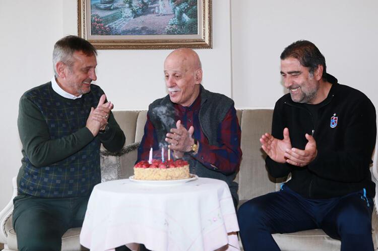 Ahmet Suat Özyazıcı'ya sürpriz doğum günü