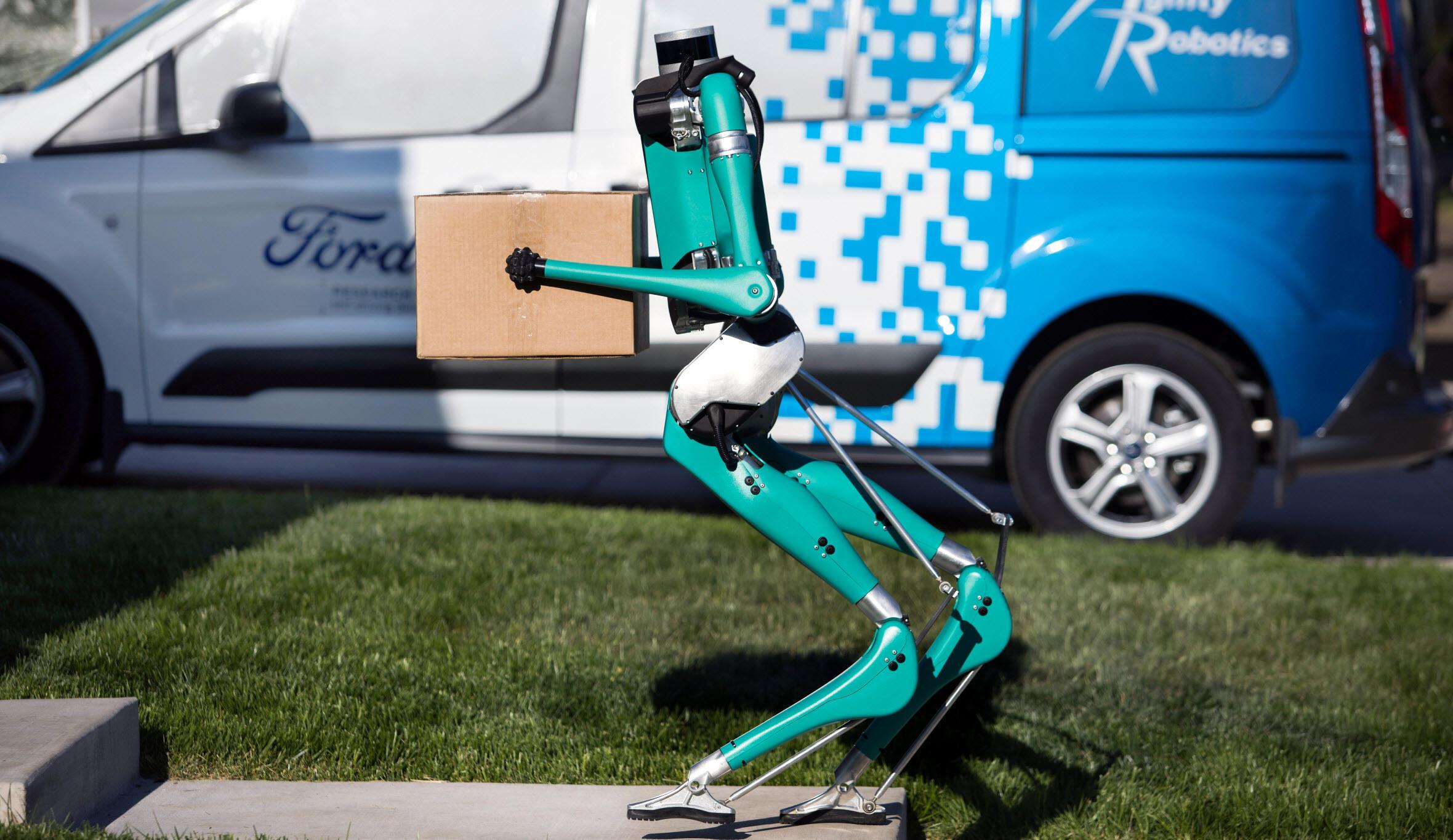 Ford'un Digit isimli robotu insan gibi görünüp insan gibi yürüyor