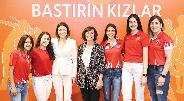 Bastırın kızlar ING Türkiye ve Olimpiyat Komitesi kadın sporcuları birlikte