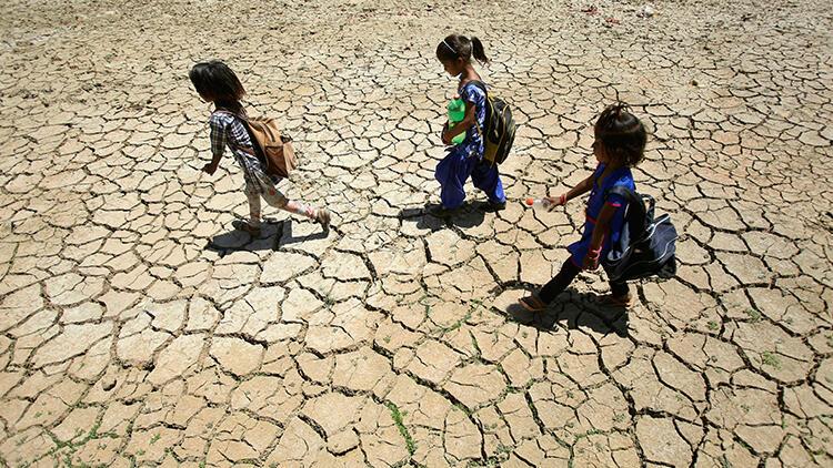 Hindistan'da aşırı sıcaklar 92 can aldı