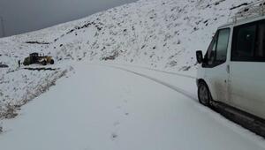 Siirt'e mevsimin ilk karı düştü... Bazı yollar kapandı