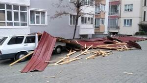 Samsun'da rüzgar nedeniyle uçan çatı otomobillere zarar verdi 