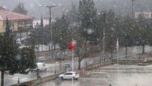 Burdur'a mevsimin ilk karı yağdı