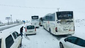 Son dakika haberler... Uluslararası İpek Yolu kardan kapandı, sürücüler mahsur kaldı