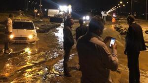Iğdır'da sel ve dev kayalar yolu kapadı, sürücüler yolda kaldı! Belediye Başkanı: 'Afet yaşadık'